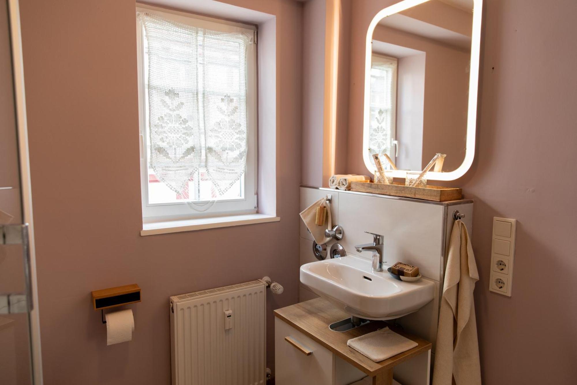 Altstadt Am Dom Wetzlar, 1 Zi, Kueche, Bad Mit Parkplatz Am Grundstueck Apartment *